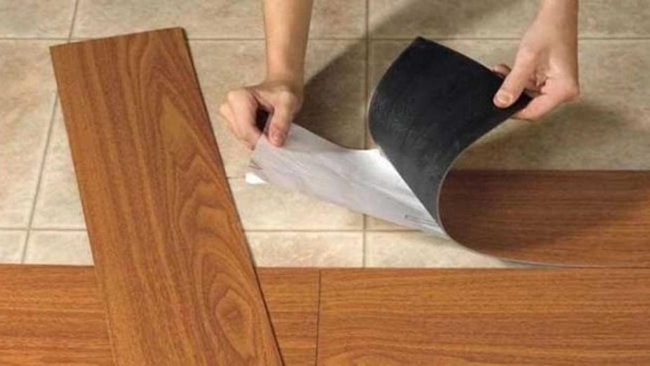 دکوراسیون کلبه رنگی، اجرای کاغذ دیواری پارکت و ماربل شیت در رشت
