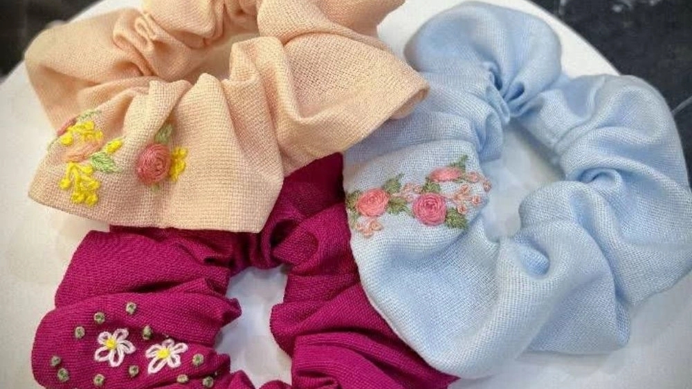 فروش انواع تل و گیره گلدوزی‌ شده دست‌ دوز در رشت