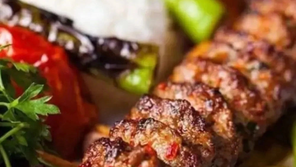 عمارت بهشت کرمانشاه کافه رستورانی با بهترین غذاهای سنتی و کباب‌ها