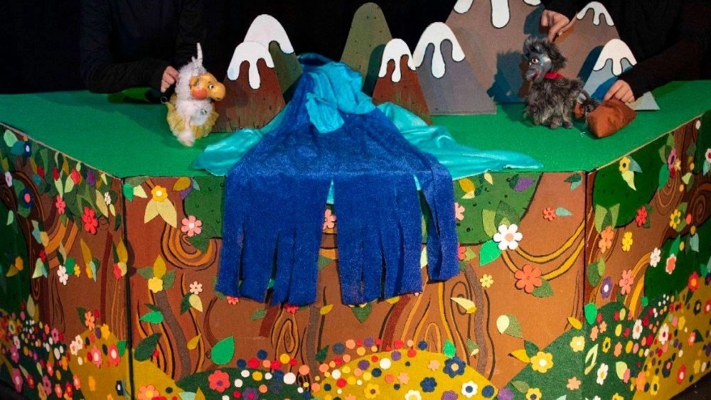 طراحی ساخت و اجرای نمایش عروسکی در تهران هنر زنده‌ی داستان‌گویی برای کودکان