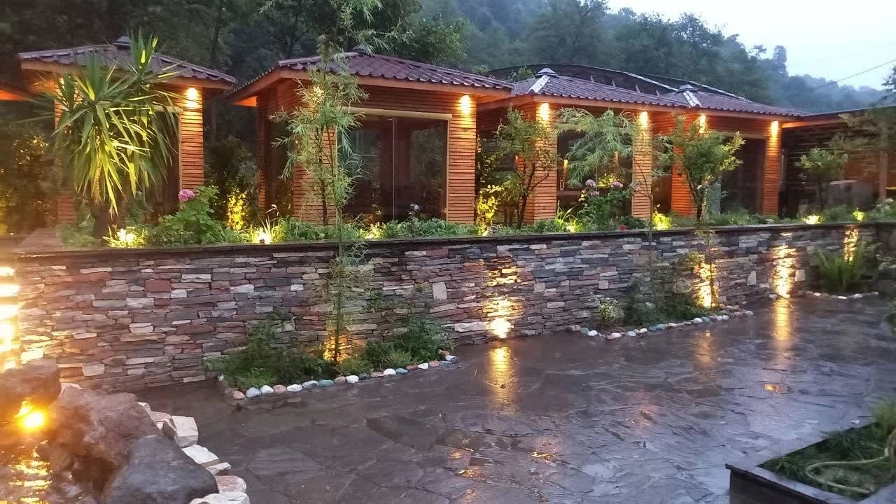 طراحی نورپردازی فضای‌سبز ویلا در شب