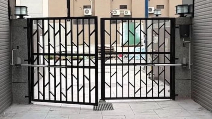 درب اتوماتیک مدرن و هوشمند پارکینگ و مغازه در اصفهان