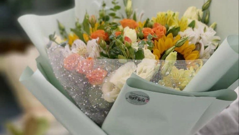 افراگل همدان طراحی دسته‌گل و ماشین‌عروس با گل‌های تازه فصل