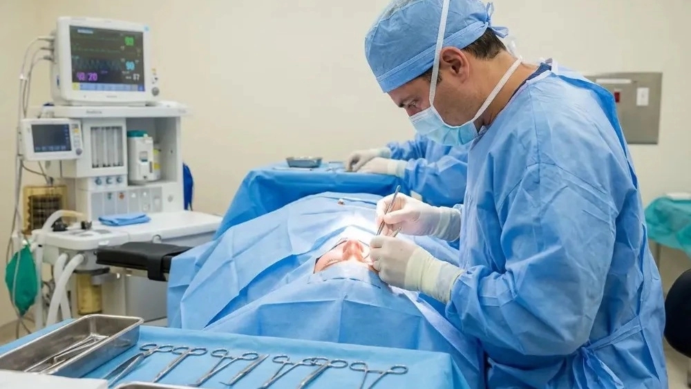 دکتر فریبرز فقیهی، متخصص فک صورت زیبایی و جراحی بینی در رشت