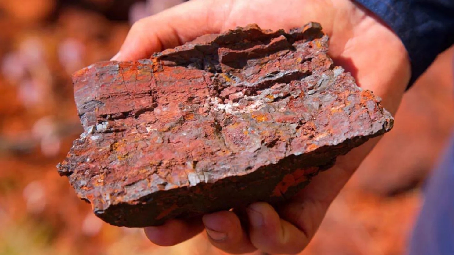 سنگ آهن چیست؟