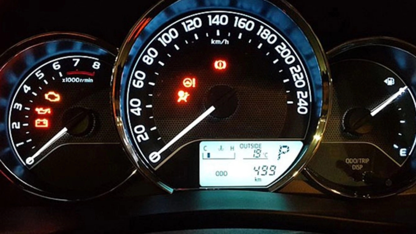 دلایل روشن شدن چراغ دینام خودرو