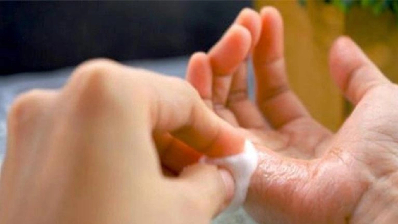 راههای پاک کردن چسب 123 از روی پوست و سطوح مختلف