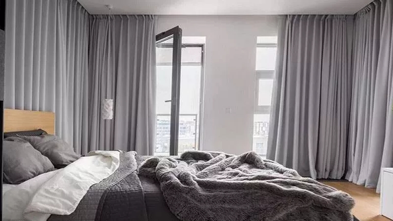 ما هي المادة واللون الذي يجب أن تكون عليه ستارة غرفة النوم؟