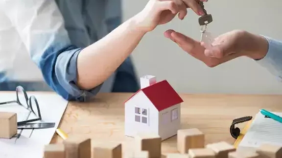 یک مشاور املاک چه خدماتی را انجام می‌دهد؟