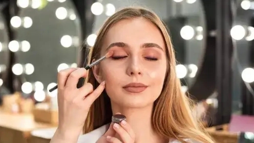 ۶ نکته مهم آرایش صورت گرد