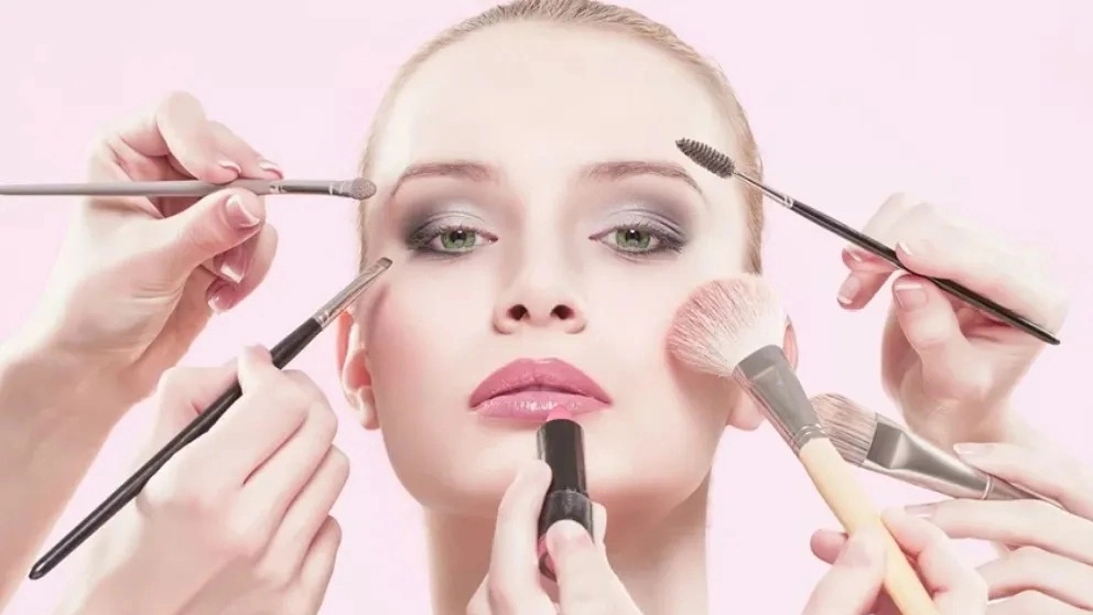 برای شغل آرایشگری از کجا باید شروع کنم؟