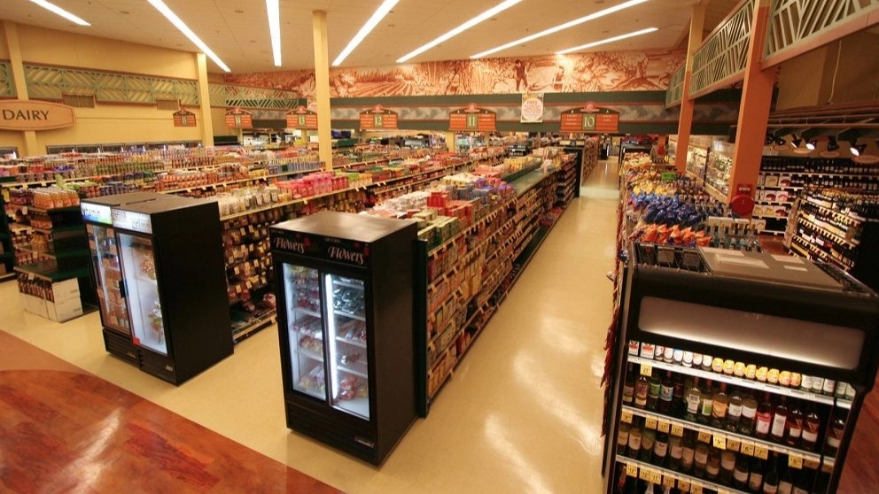 What are the most important advantages and disadvantages of hypermarket?