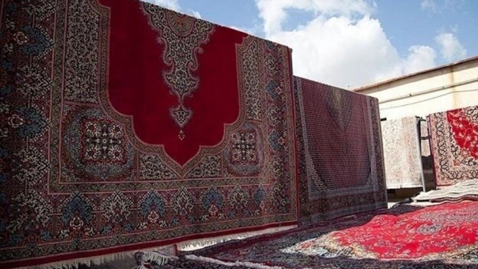 نحوه شستشوی فرش دست‌بافت در کارخانه قالی‌شویی