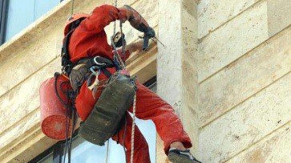 پیچ رولپلاک نما ساختمان در تهران