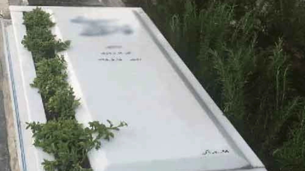 سنگ قبر در بهشت زهرا