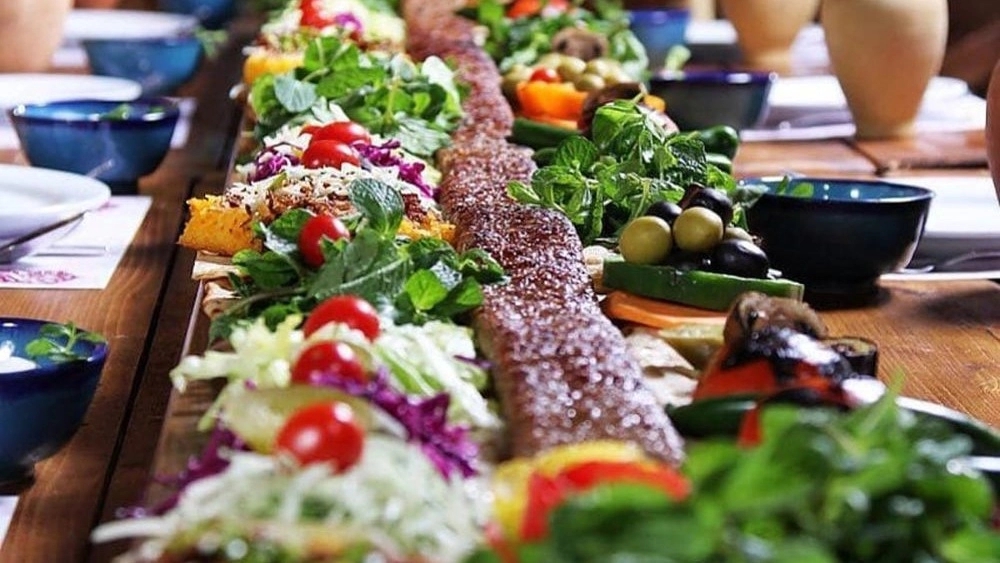 Tabriz'deki Nasir Al -Molk Restaurant'ta kaliteli İran fast food