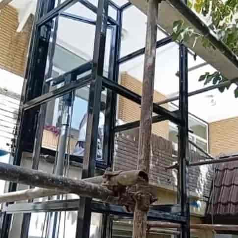 آسانسور هوم لیفت هیدرولیک با کاور شیشه سکوریت داخل حیاط