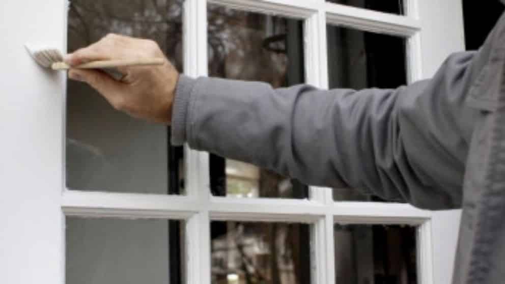 چگونه درب و پنجره فلزی و قدیمی را رنگ کنیم؟