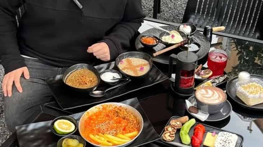صبحانه رویایی با سرو انواع نیمرو و لوبیا املت در قزوین