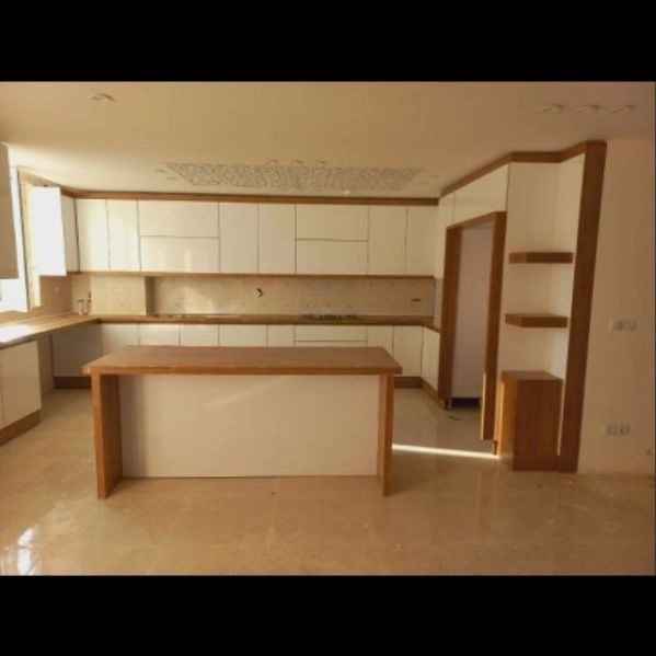 کابینت سفید معمولی با طلایی های گلاس