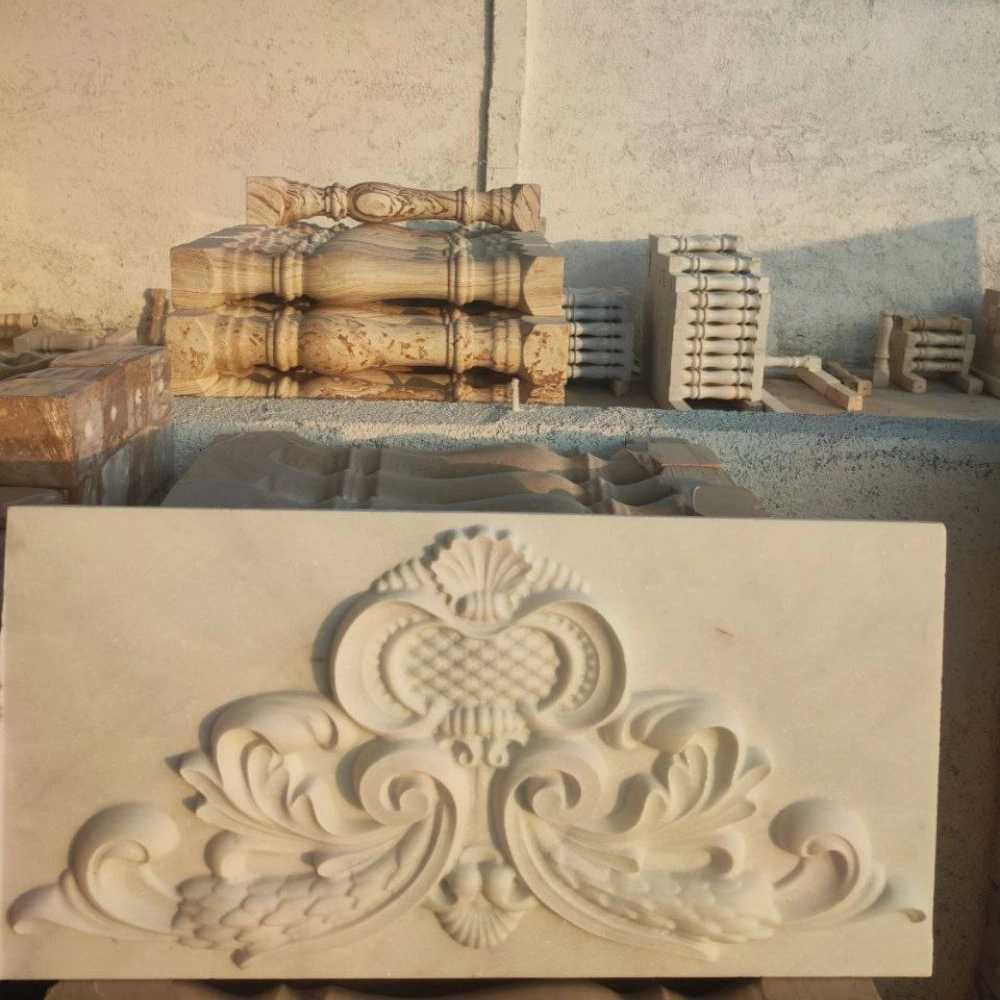 کتیبه و گل سنگی