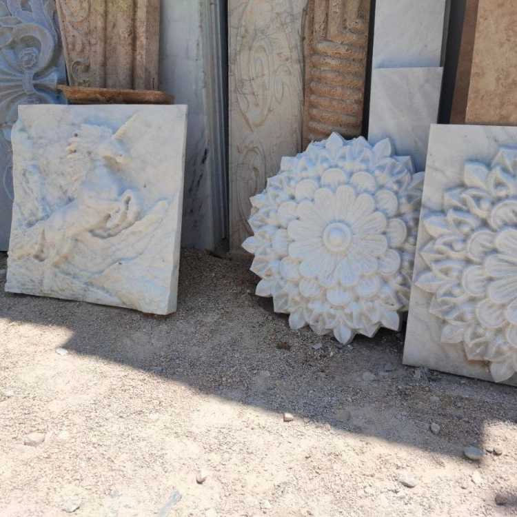 کتیبه و گل سنگی