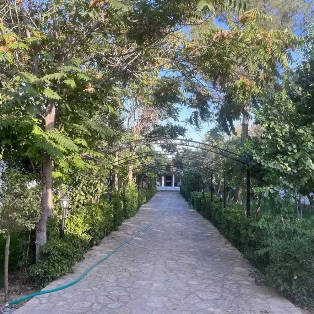 ۱۴۰۰ متر زمین