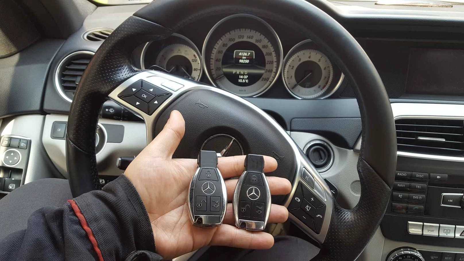 کلید سازی نیوسلو ساخت تعمیرات سوئیچ اتومبیل و ریموت درب در رشت