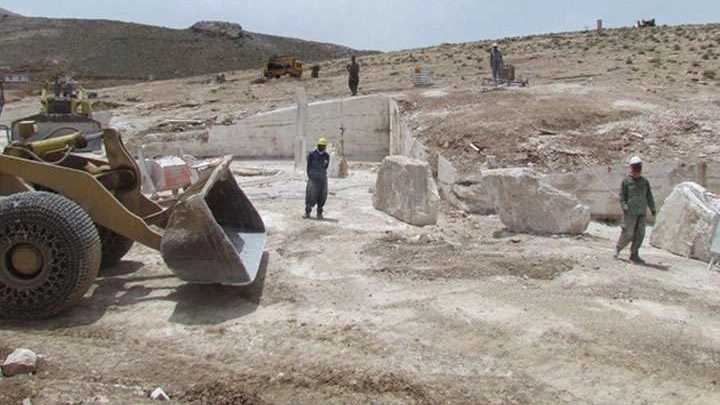 استخراج سنگ مرمر کرم رنگ معدن کرم آباده نعمت اللهی در فارس
