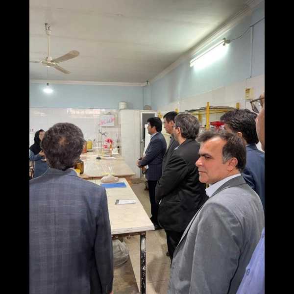 برگزاری بزرگداشت روز جهانی خاک در آزمایشگاه خاک‌شناسی کیمیای خاک کویر یزد همراه با ارایه‌ی أهمیت آزمون خاک