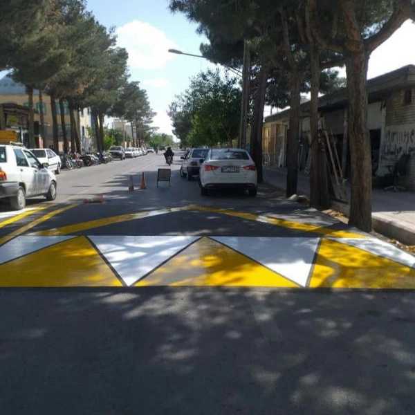 رنگهای ترافیکی و خطوط خیابانی مومزایی