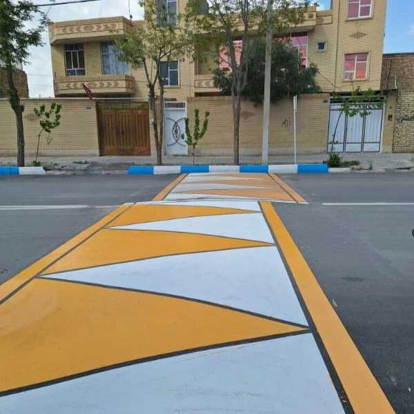 رنگهای ترافیکی و خطوط خیابانی مومزایی