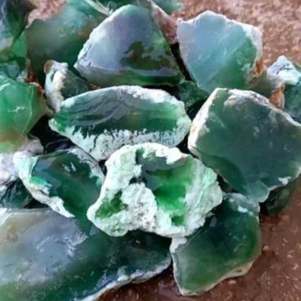 سنگ‌ و عقیق‌های قیمتی
