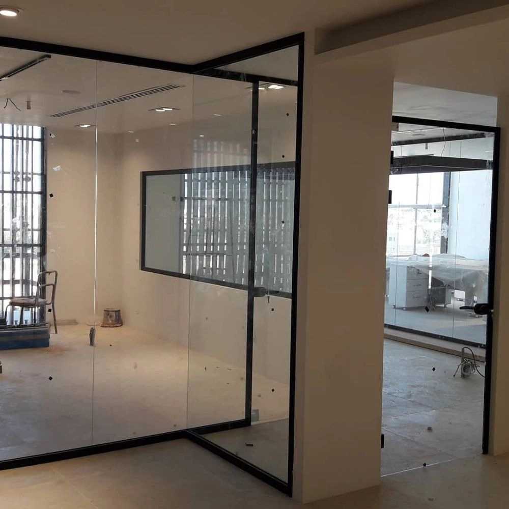 انواع پارتیشن های مدرن و هندریل های سکوریت لمینیت و شیشه در رنگ های مختلف با قابلیت طراحی روی شیشه بصورت طرح لوگو یا مات جهت دیزاین داخلی با یراق مدرن آلومینیوم