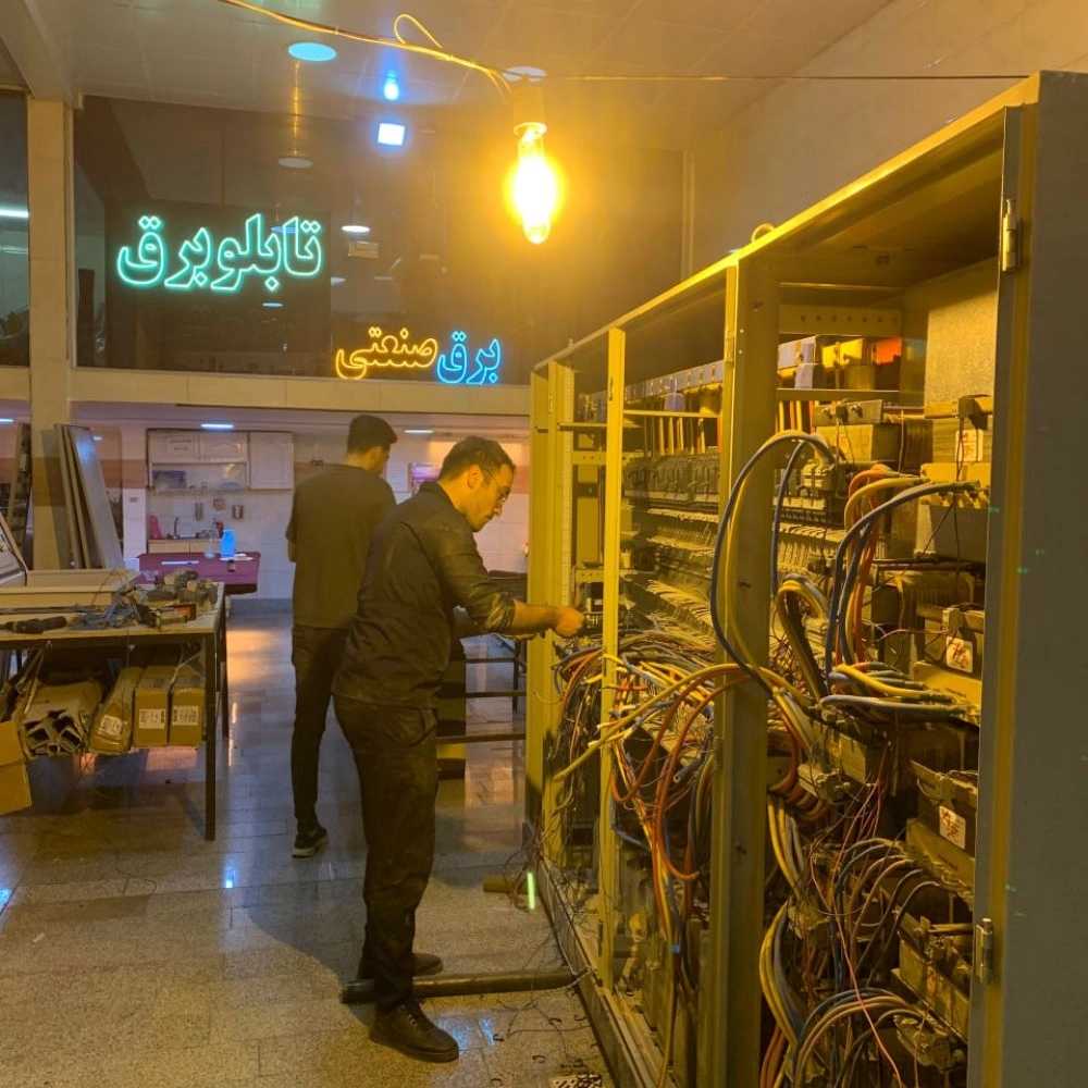 نقش تابلو برق هوشمند در کاهش مصرف انرژی کارخانه‌ها