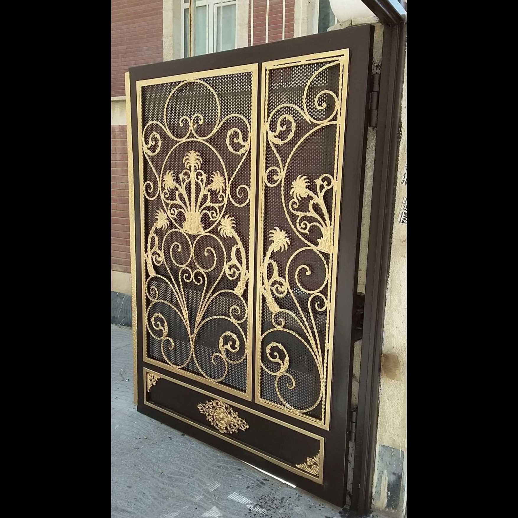 نقاشی درب پارکینگ درچهارباغ کرج