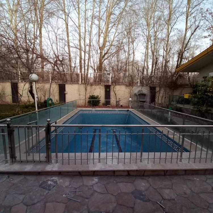 نرده های دور استخر و دستگیره داخل