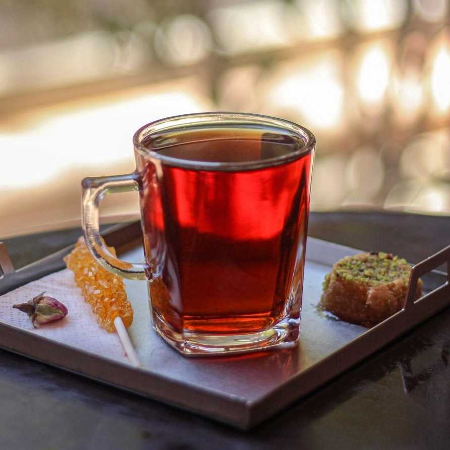 چای لیوانی(به همراه باقلوا و نبات)