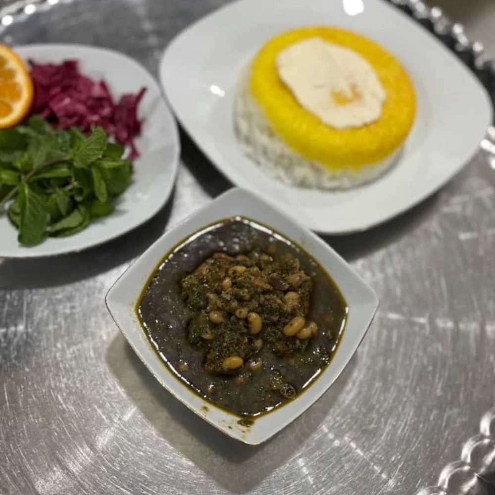 قرمه سبزی با پنج تیکه گوشت بابرنج ۲۰۰گرمی