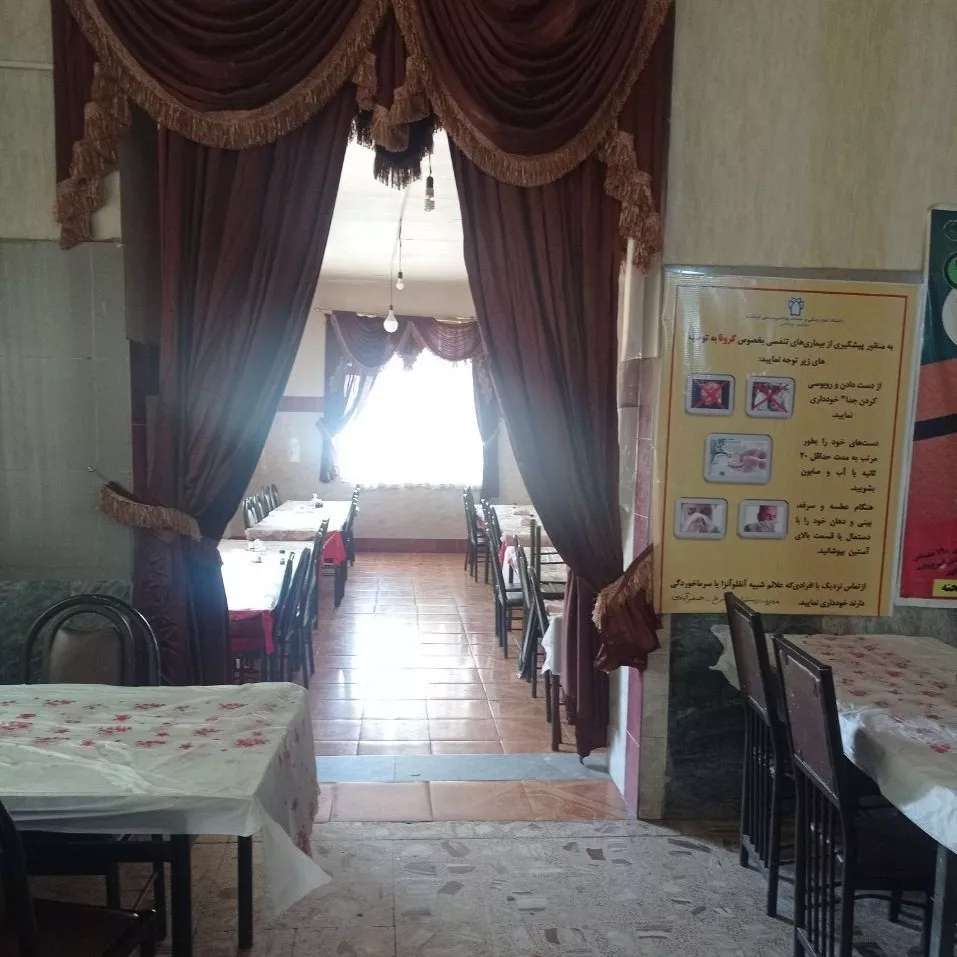 فضای رستوران بید سرخ صفرآبادی