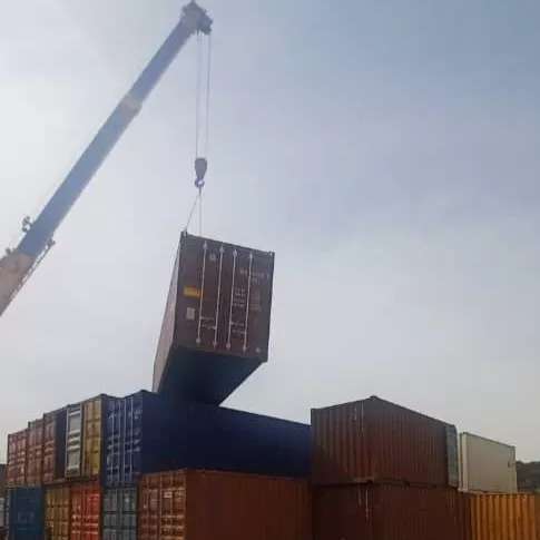 کانتینر ۴۰ فوت (۱۲ متری):در دونوع DC و  HQ میباشد . در طول ۱۲ متر عرض ۲/۴۰ و ارتفاع ۲/۶۰ میباشد DC گفته می‌شود  و  با ارتفاع ۲/۹۰ را HQ گفته می‌شود.