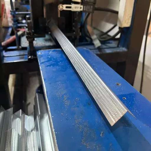 ال و یو ۳۶ ناک دار   این حرکت برای محکم تر شدن و فرار نکردن پیچ روی شاسی هنگام نصب تاثیر دارد