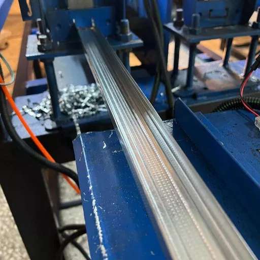 ال و یو ۳۶ ناک دار   این حرکت برای محکم تر شدن و فرار نکردن پیچ روی شاسی هنگام نصب تاثیر دارد