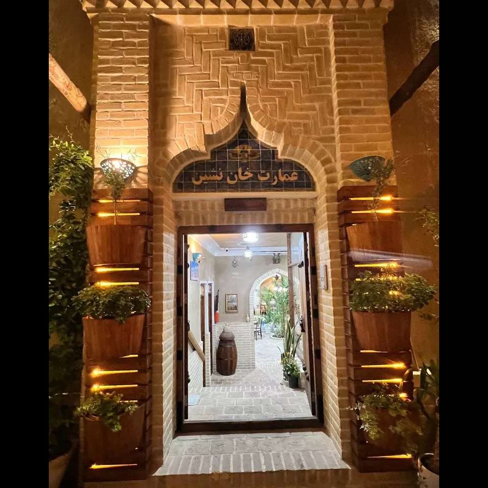 فضای رستوران و اقامتگاه خان نشین