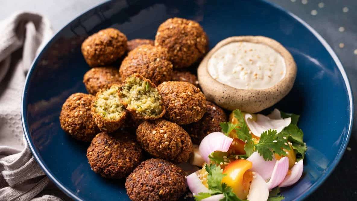 تهیه غذا بیرون بر نازبانو