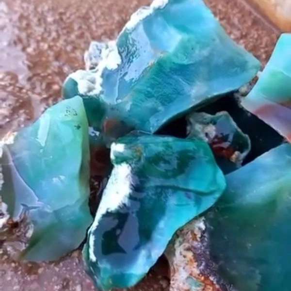 سنگ‌ و عقیق‌های قیمتی