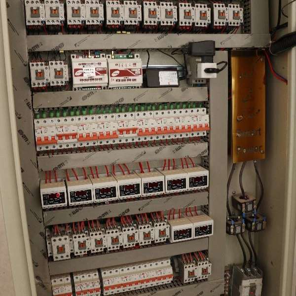 اجرا برق کارخانجات و گلخانه ها