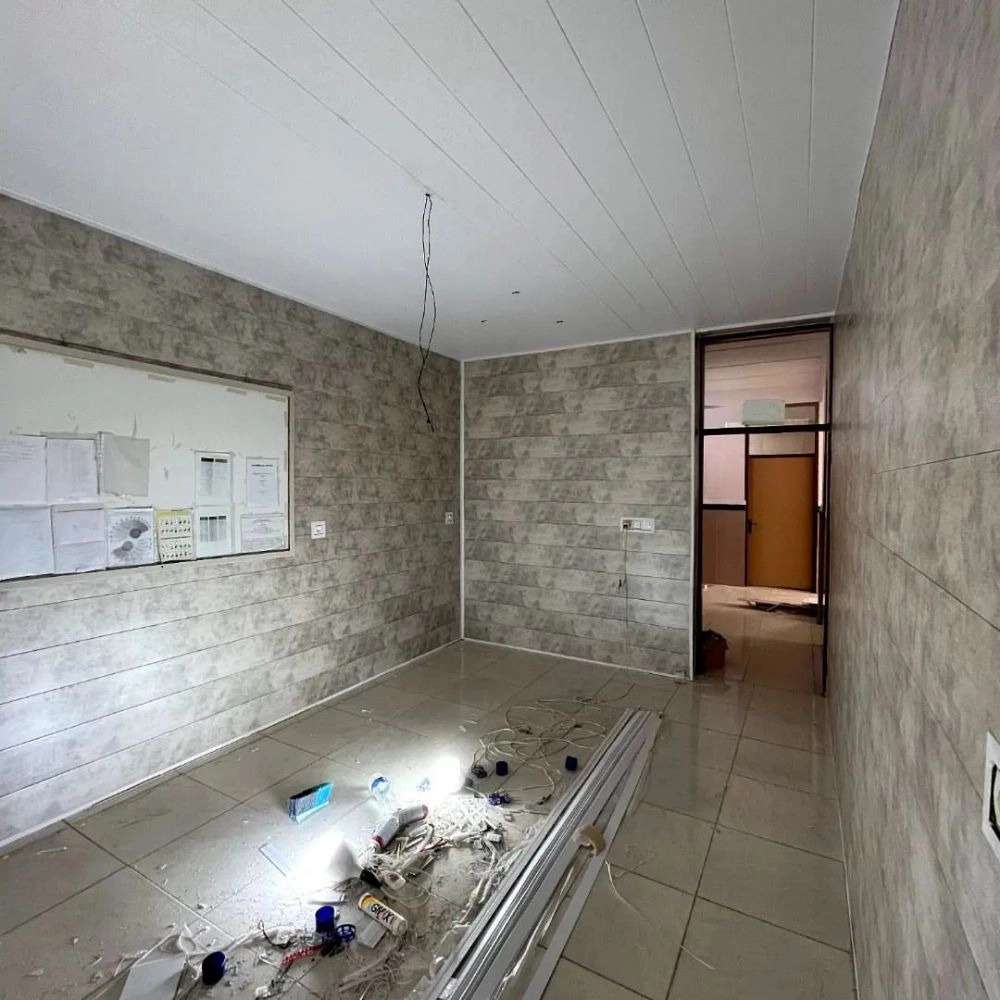 اجرای دیوارپوش طرح پتینه سقف و دیوار درمانگاه گزیر