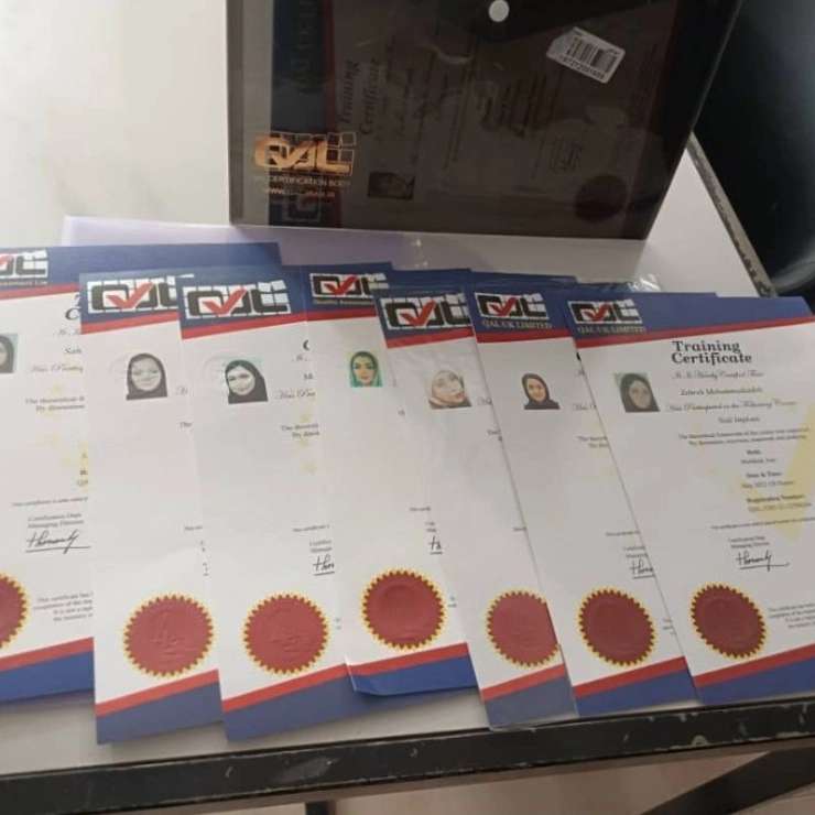 آموزشگاه ناخن پارمیس
