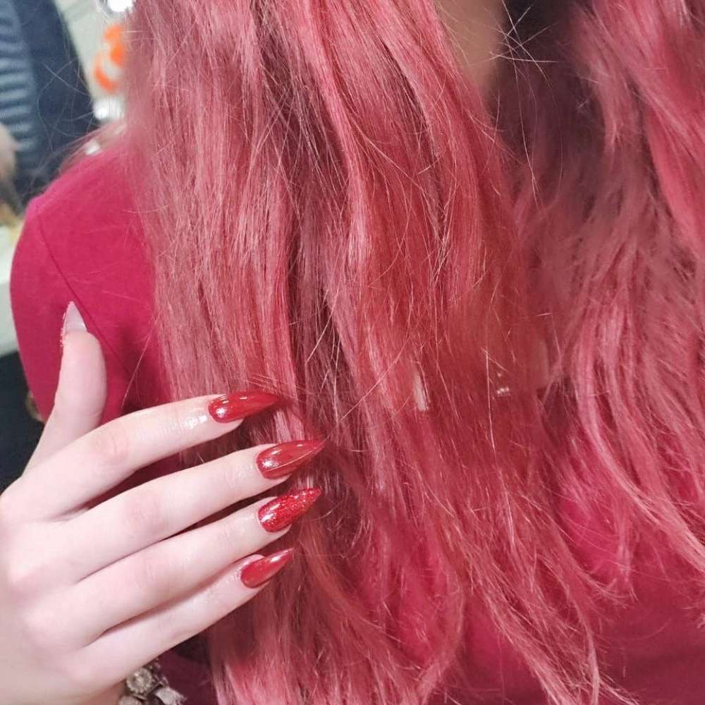 کاشت ناخن قرمز